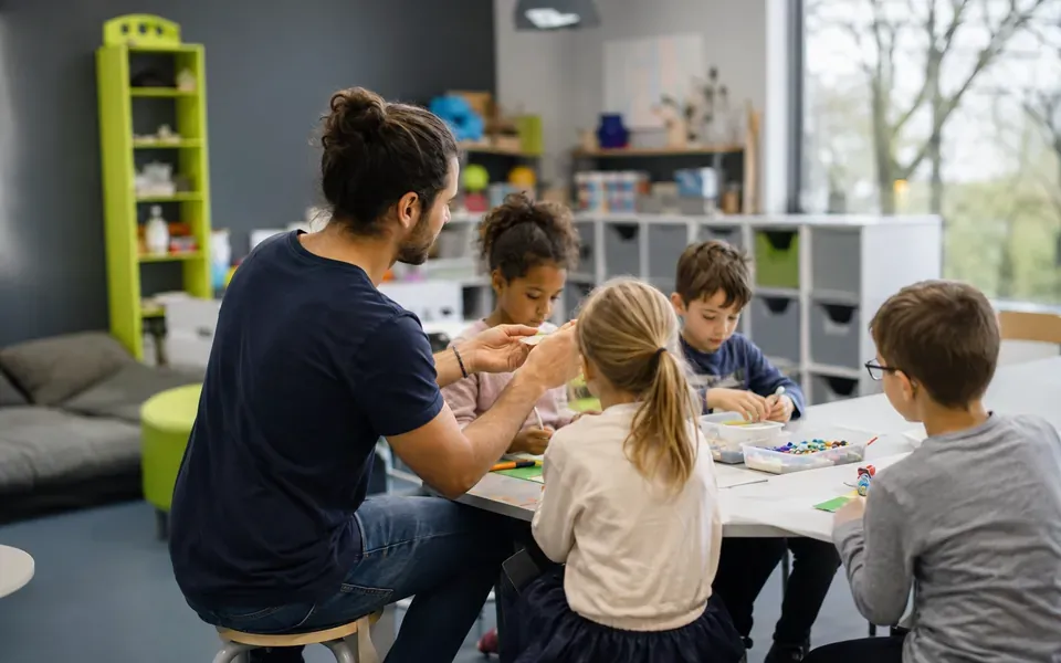 Illustration du métier d'animateur en centre de loisirs