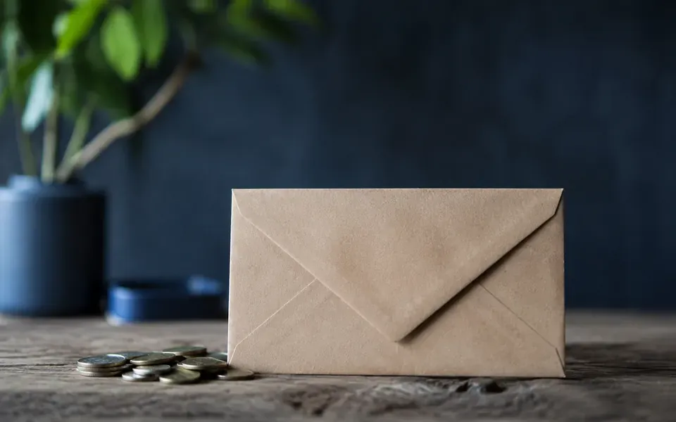 Enveloppe et pièces sur une table