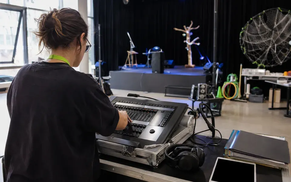 Scène de travail dans les arts, les loisirs et les services