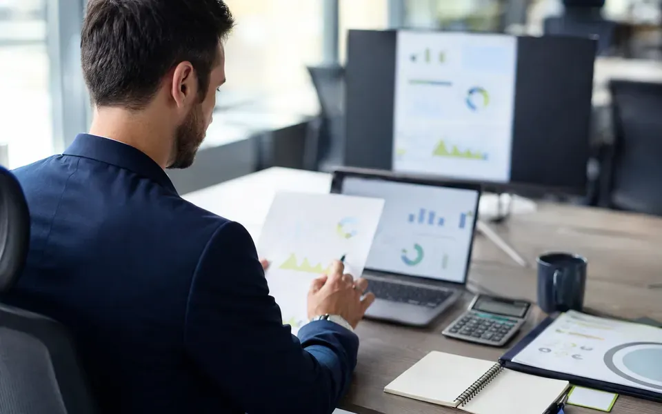 Scène de travail dans la banque et l'assurance