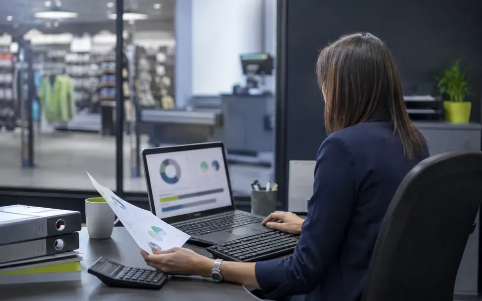 Scène de travail dans le commerce