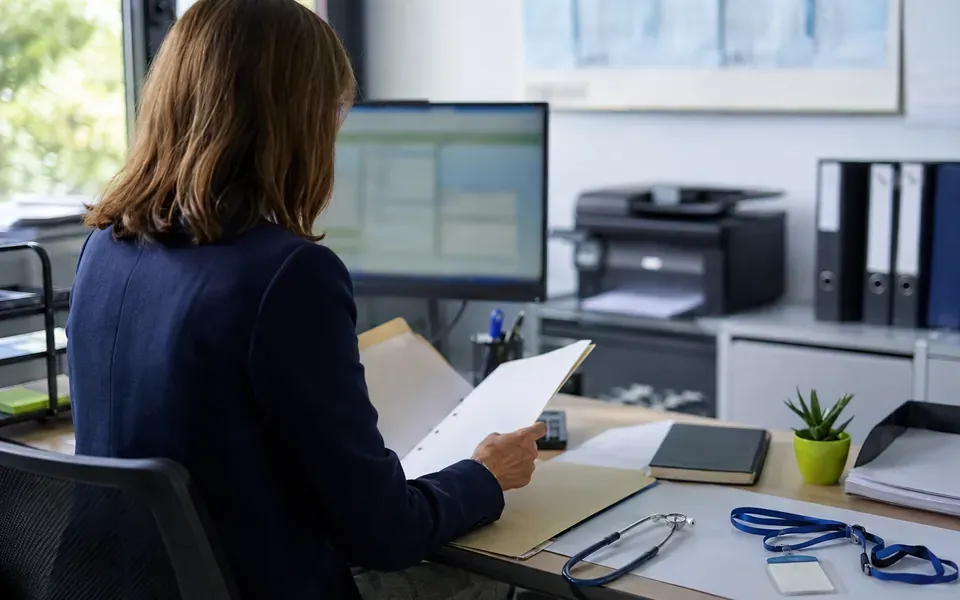 Scène de travail dans la fonction publique, la santé et l'enseignement